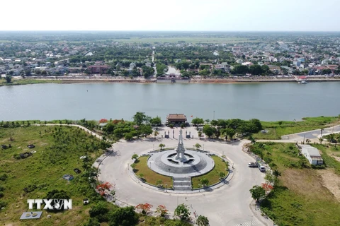 Tượng đài Chiến thắng bờ bắc sông Thạch Hãn. (Ảnh: Thanh Thủy/TTXVN)
