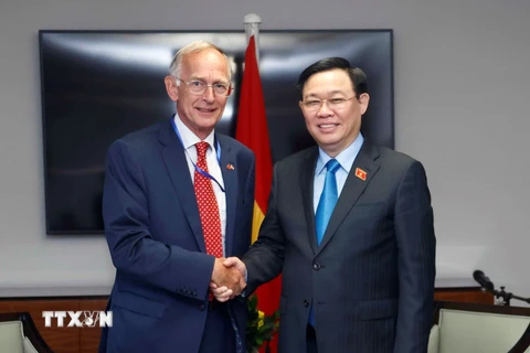Chủ tịch Quốc hội Vương Đình Huệ tiếp ông Warwick Morris, Chủ tịch Mạng lưới Hữu nghị Việt Nam-Anh (Vietnam-UK Network). (Ảnh: Doãn Tấn/TTXVN)