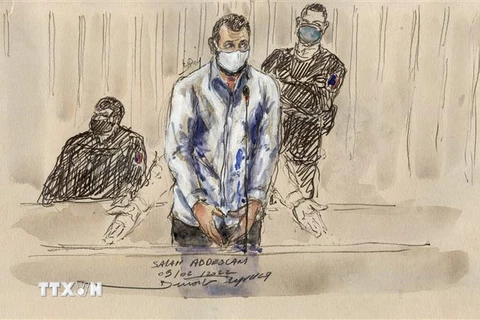 Bức vẽ phác thảo đối tượng Salah Abdeslam (giữa), nghi can vụ tấn công khủng bố ở Paris năm 2015, tại phiên tòa ngày 9/2/2022. (Ảnh: AFP/TTXVN)