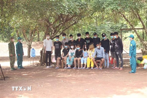 Những người xuất cảnh trái phép sang Campuchia bị tạm giữ tại chốt biên phòng. (Ảnh: TTXVN phát)