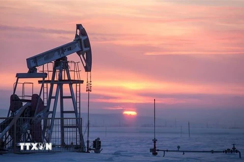 Một mỏ khai thác dầu ở Almetyevsk, Nga. (Ảnh: TASS/TTXVN phát)