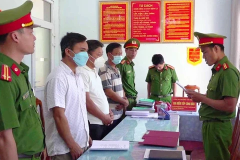Cơ quan Cảnh sát điều tra Công an tỉnh Quảng Nam đọc quyết định khởi tố 3 bị can. (Nguồn: Thanh Niên)