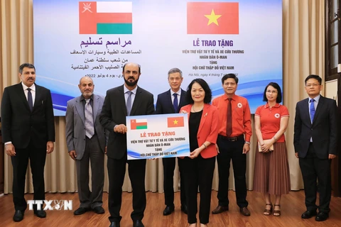 Đại sứ Oman tại Việt Nam Saleh Mohamed Ahmed Al Saqri trao tượng trưng xe cứu thương và vật tư y tế tặng Hội Chữ thập Đỏ Việt Nam. (Ảnh: Lâm Khánh/TTXVN)