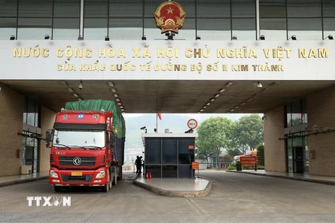 Hoạt động xuất nhập khẩu tại Cửa khẩu quốc tế đường bộ số II Kim Thành. (Ảnh: Quốc Khánh/TTXVN)