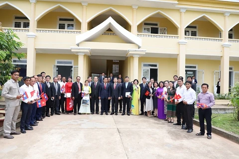 Đoàn lãnh đạo thành phố Đà Nẵng do Bí thư Thành ủy Nguyễn Văn Quảng dẫn đầu chụp ảnh lưu niệm với lãnh đạo tỉnh Sekong. (Nguồn: Danang.gov.vn)