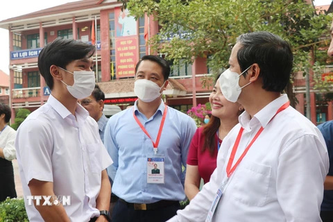 Bộ trưởng Bộ Giáo dục và Đào tạo Nguyễn Kim Sơn thăm hỏi, động viên các thí sinh tại điểm thi Trường THPT chuyên Lê Quý Đôn. (Ảnh: Thanh Thủy/TTXVN)