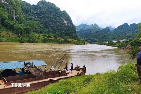 Lực lượng tìm kiếm cứu nạn tìm kiếm các nạn nhân mất tích trên dòng sông Gâm. (Ảnh: TTXVN phát)