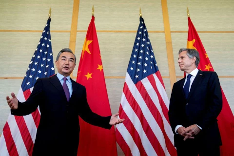 Ngoại trưởng Mỹ Antony Blinken (phải) và Bộ trưởng Ngoại giao Trung Quốc Vương Nghị. (Nguồn: Reuters)