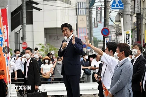 Cựu Thủ tướng Nhật Bản Abe Shinzo phát biểu vận động tranh cử cho đảng LDP trước cuộc bầu cử Thượng viện, ở Nara ngày 8/7. (Ảnh: Mami Ueda/TTXVN)