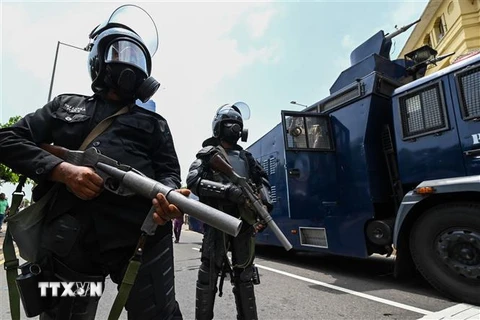 Cảnh sát gác bên ngoài văn phòng Tổng thống ở Colombo, Sri Lanka. (Ảnh: AFP/TTXVN)