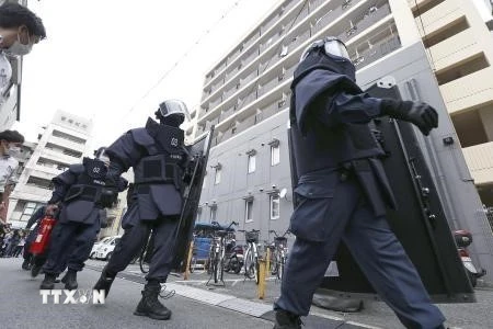 Cảnh sát điều tra tại hiện trường vụ nổ súng vào cựu Thủ tướng Abe Shinzo tại Nara, Nhật Bản, ngày 8/7. (Ảnh: Kyodo/TTXVN)
