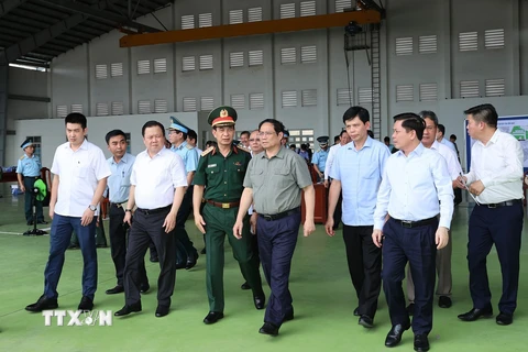 Thủ tướng Phạm Minh Chính kiểm tra, khảo sát dự án nhà ga T3 Cảng hàng không quốc tế Tân Sơn Nhất. (Ảnh: Dương Giang/TTXVN)
