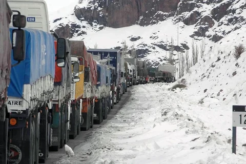 Bão tuyết làm cản trở giao thông trên tuyến đường núi nối Argentina và Chile. (Nguồn: Zyri.net)