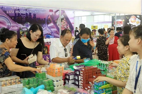 Khách mua sắm tại một hội chợ hàng Thái Lan. (Ảnh minh họa: An Đăng/TTXVN)
