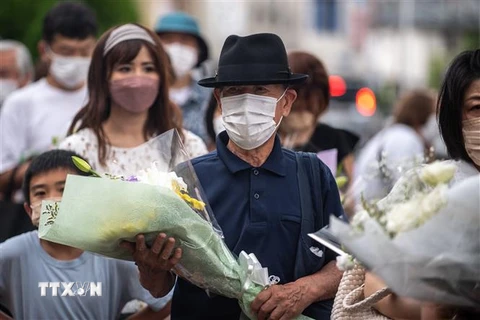 Người dân đặt hoa tưởng nhớ cựu Thủ tướng Abe Shinzo tại Nara, Nhật Bản, ngày 9/7/2022. (Ảnh: AFP/TTXVN)
