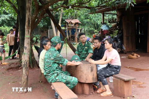 Lực lượng biên phòng Đồn Ia O, Biên phòng tỉnh Gia Lai thăm hỏi, động viên gia đình nạn nhân (làng Kloong, xã Ia O, huyện Ia Grai, Gia Lai) vừa được hỗ trợ đưa từ Campuchia về địa phương. (Ảnh: Hồng Điệp/TTXVN)