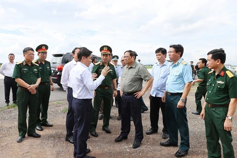 Thủ tướng Phạm Minh Chính kiểm tra, khảo sát dự án nhà ga T3 Cảng hàng không quốc tế Tân Sơn Nhất. (Ảnh: Dương Giang/TTXVN)