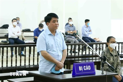 Bị cáo Nguyễn Đức Chung (cựu Chủ tịch Ủy ban Nhân dân thành phố Hà Nội) khai báo trước tòa. (Ảnh: Phạm Kiên/TTXVN)