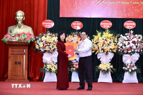 Thủ tướng Phạm Minh Chính trao quyết định Quyền Bộ trưởng Bộ Y tế cho bà Đào Hồng Lan. (Ảnh: Lâm Khánh/TTXVN)