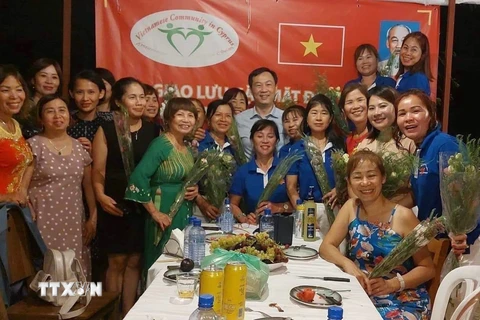 Đại sứ Dương Hải Hưng chụp ảnh với các đại diện của cộng đồng người Việt Nam tại Cyprus. (Ảnh: Dương Hoa/TTXVN)