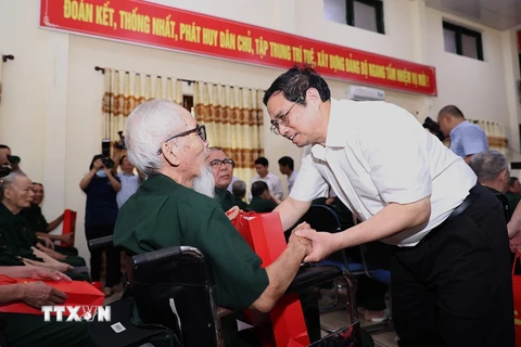 Thủ tướng Phạm Minh Chính đến thăm, tặng quà cho thương, bệnh binh đang điều trị tại Trung tâm điều dưỡng thương binh Kim Bảng. (Ảnh: Dương Giang/TTXVN)