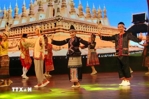 Tiết mục múa và hát 'Phàu Lào Sa Mắc Khi' (Dân tộc Lào đoàn kết) của các nghệ sỹ Lào. (Ảnh: Tuấn Đức/TTXVN)