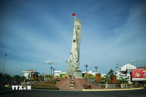 Tượng đài Ba Cô Gái, tượng trưng cho 3 dân tộc anh em tại tỉnh Sóc Trăng: Kinh, Hoa và Khmer. (Ảnh: Hồng Đạt/TTXVN)