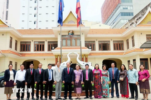 Đoàn đại biểu Thành phố Hồ Chí Minh chúc mừng Tổng lãnh sự Lào tại Thành phố Hồ Chí Minh nhân dịp Tết cổ truyền Bunpimay của dân tộc Lào hồi tháng 4/2022. (Ảnh: TTXVN phát)