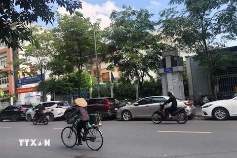 Ôtô đỗ tràn lan trước cổng trường tiểu học Ngô Thì Nhậm, quận Hai Bà Trưng, thành phố Hà Nội. (Ảnh: Tuyết Mai/TTXVN)