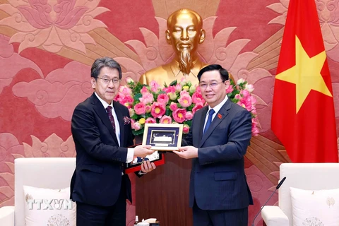 Chủ tịch Quốc hội Vương Đình Huệ tặng quà lưu niệm Chủ tịch Hội đồng Quản trị Ngân hàng Hợp tác quốc tế Nhật Bản (JBIC) Tadashi Maeda. (Ảnh: Doãn Tấn/TTXVN)