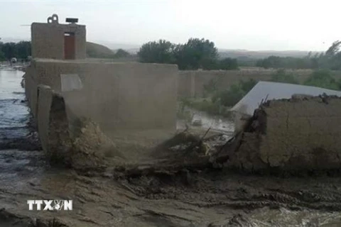 Lũ lụt do mưa lớn tàn phá nhiều thị trấn, làng mạc gần thành phố Estahban, Iran. (Ảnh: IRNA/TTXVN)