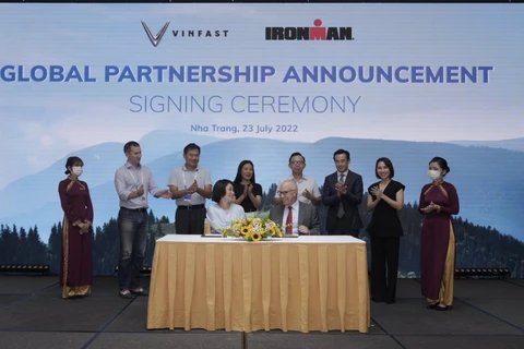 VinFast và IRONMAN ký kết hợp tác.
