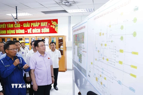Chủ tịch Quốc hội Vương Đình Huệ nghe giới thiệu về Công nghệ của Nhà máy lọc dầu Dung Quất tại Phòng điều khiển Trung tâm. (Ảnh: Doãn Tấn/TTXVN)