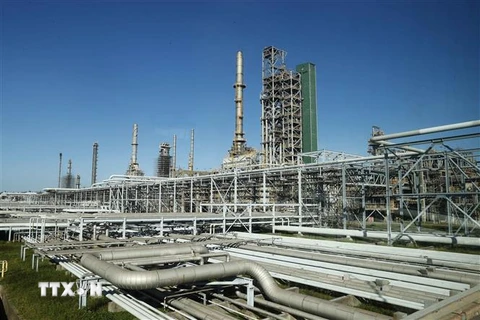 Một góc Nhà máy lọc dầu Dung Quất thuộc Công ty cổ phần lọc hóa dầu Bình Sơn (Tập đoàn Dầu khí Việt Nam). (Ảnh: Doãn Tấn/TTXVN)