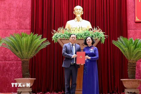 Bà Trương Thị Mai, Ủy viên Bộ Chính trị, Bí thư Trung ương Đảng, Trưởng Ban Tổ chức Trung ương trao quyết định cho ông Nguyễn Phi Long. (Ảnh: Thanh Hải/TTXVN)