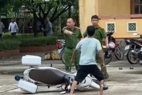 Đối tượng Tạ Quang Minh dùng dao chém vào tay một cán bộ Ủy ban Nhân dân thị trấn Sơn Dương gây thương tích, sau đó cầm dao đuổi chém lực lượng công an. 