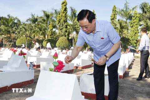 Chủ tịch Quốc hội Vương Đình Huệ thắp hương tại mộ phần của các liệt sỹ tại Nghĩa trang Liệt sỹ thành phố Quảng Ngãi. (Ảnh: Doãn Tấn/TTXVN)