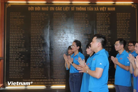 Đoàn viên Chi đoàn Báo điện tử VietnamPlus dâng hương tưởng niệm các liệt sỹ TTXVN. (Nguồn: Vietnam+)