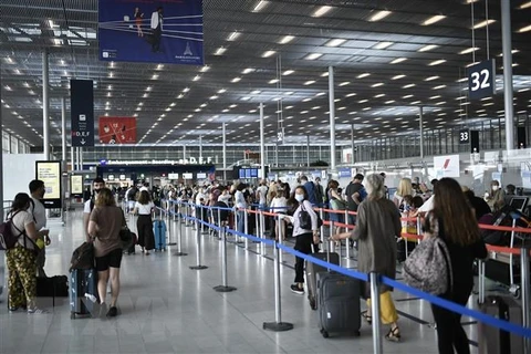 Hành khách xếp hàng tại sân bay Orly, phía nam thủ đô Paris, Pháp. (Ảnh: AFP/TTXVN)