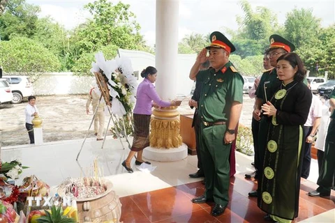 ​Dâng hương tưởng niệm các anh hùng liệt sỹ Liên quân chiến đấu Lào-Việt tại Lào. (Ảnh: Phạm Kiên/TTXVN)