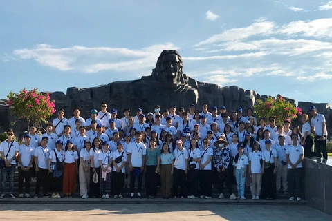 Đoàn chụp ảnh lưu niệm trước quần thể Tượng đài Mẹ Việt Nam anh hùng ở tỉnh Quảng Nam. (Nguồn: VOV)