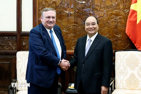 Chủ tịch nước Nguyễn Xuân Phúc tiếp ông Ory Csaba, Đại sứ đặc mệnh toàn quyền Hungary tại Việt Nam chào từ biệt. (Ảnh: Thống Nhất/TTXVN)