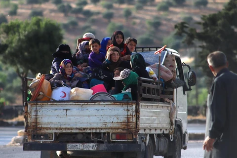Phụ nữ và trẻ em Syria đi sơ tán để tránh xung đột. (Ảnh: AFP/TTXVN)