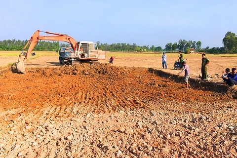 Một vụ khai thác đất mặt trái phép trên địa bàn tỉnh An Giang. (Nguồn: Cand.com.vn)