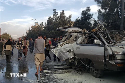 Hiện trường một vụ nổ bom tại Kabul. (Ảnh: AFP/TTXVN)
