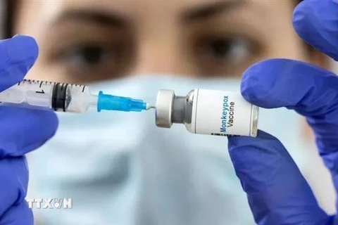 Nhân viên y tế chuẩn bị vaccine đậu mùa khỉ. (Ảnh: Reuters/TTXVN)