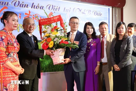 Đại sứ Vũ Quang Minh (thứ 3, trái sang) tặng hoa chúc mừng Không gian văn hóa Việt tại Cộng hòa Liên bang Đức nhân 10 năm thành lập. (Ảnh: Mạnh Hùng/TTXVN)