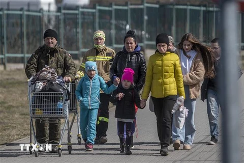 Người dân Ukraine sơ tán tránh chiến sự. (Nguồn: AFP/TTXVN)