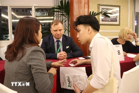 Các doanh nghiệp Việt Nam-Ba Lan trao đổi cơ hội hợp tác tại chương trình giao lưu. (Ảnh: Xuân Anh/TTXVN)