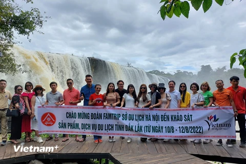 Doanh nghiệp du lịch Hà Nội khảo sát thác Dray Nur. (Ảnh: Đinh Thuận/Vietnam+)